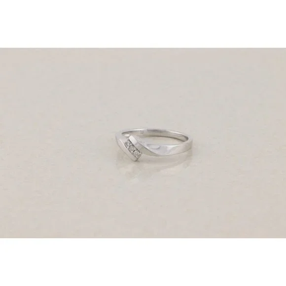 10k White Gold Natural .06 carat Diamond Ring Size 6 3/4